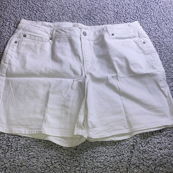 Beautiful White Sz 20W Stretchy High Waisted Shorts - Picture 1 of 11
